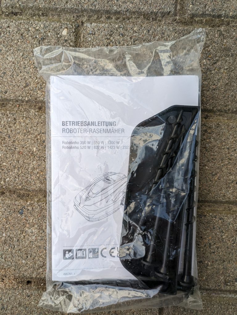 Anleitung und Heringe der Ladestation des AL-KO Robolinho® 550W Mähroboters