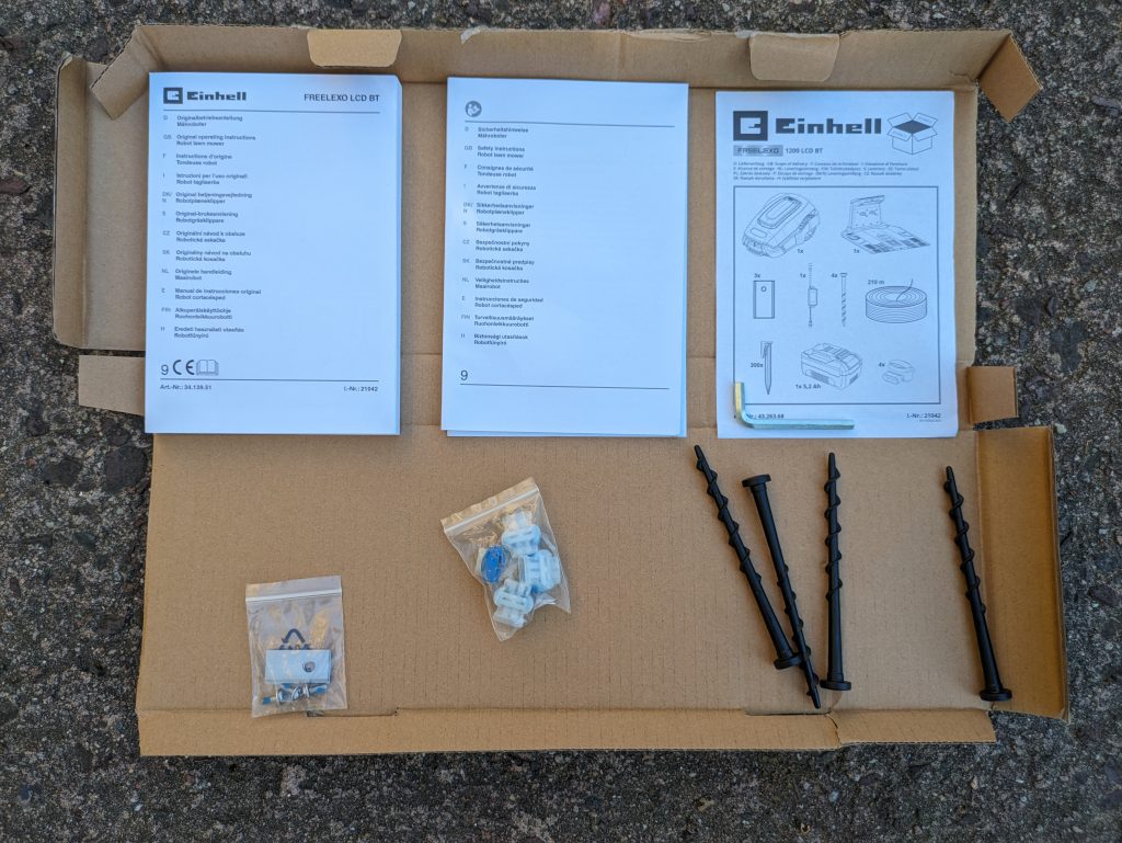 Anleitungen und Zubehör des Einhell FREELEXO 1200 LCD BT Mähroboters ausgepackt