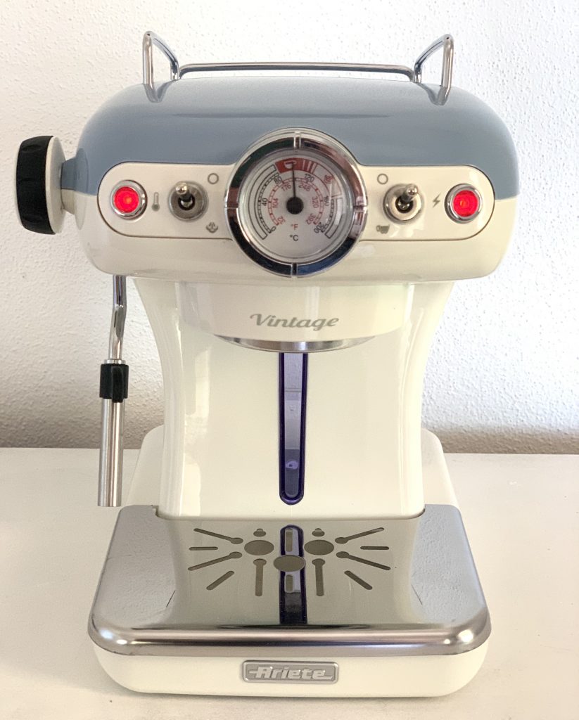 Ariete Vintage 1389 Kaffeepadmaschine mit beiden leuchtenden Betriebskontrollleuchten