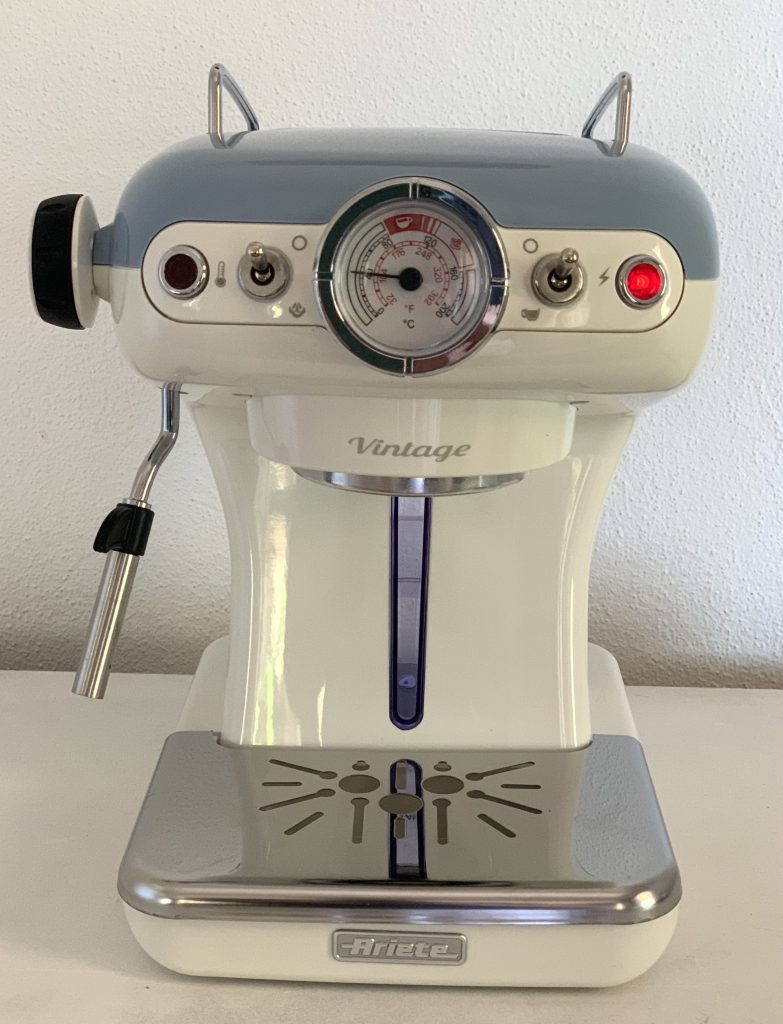 Ariete Vintage 1389 Kaffeepadmaschine mit einer leuchtenden Betriebskontrollleuchte