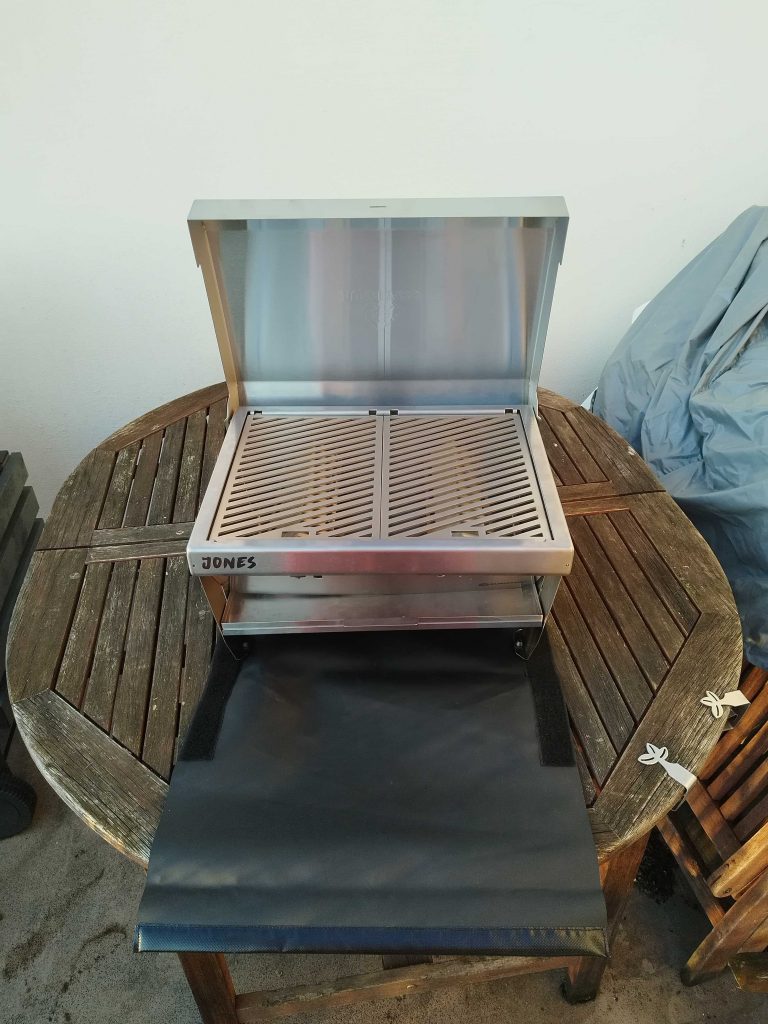 BURNHARD Jones Camping-Gasgrill auf Grillrucksack