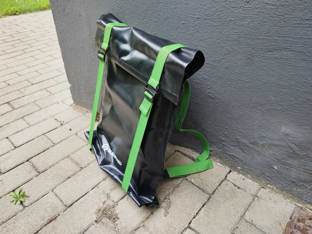 BURNHARD Jones Camping-Gasgrill im Rucksachen schärg von der Seite