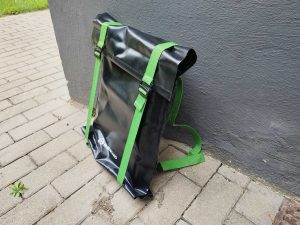 BURNHARD Jones Camping-Gasgrill im Rucksachen schärg von der Seite