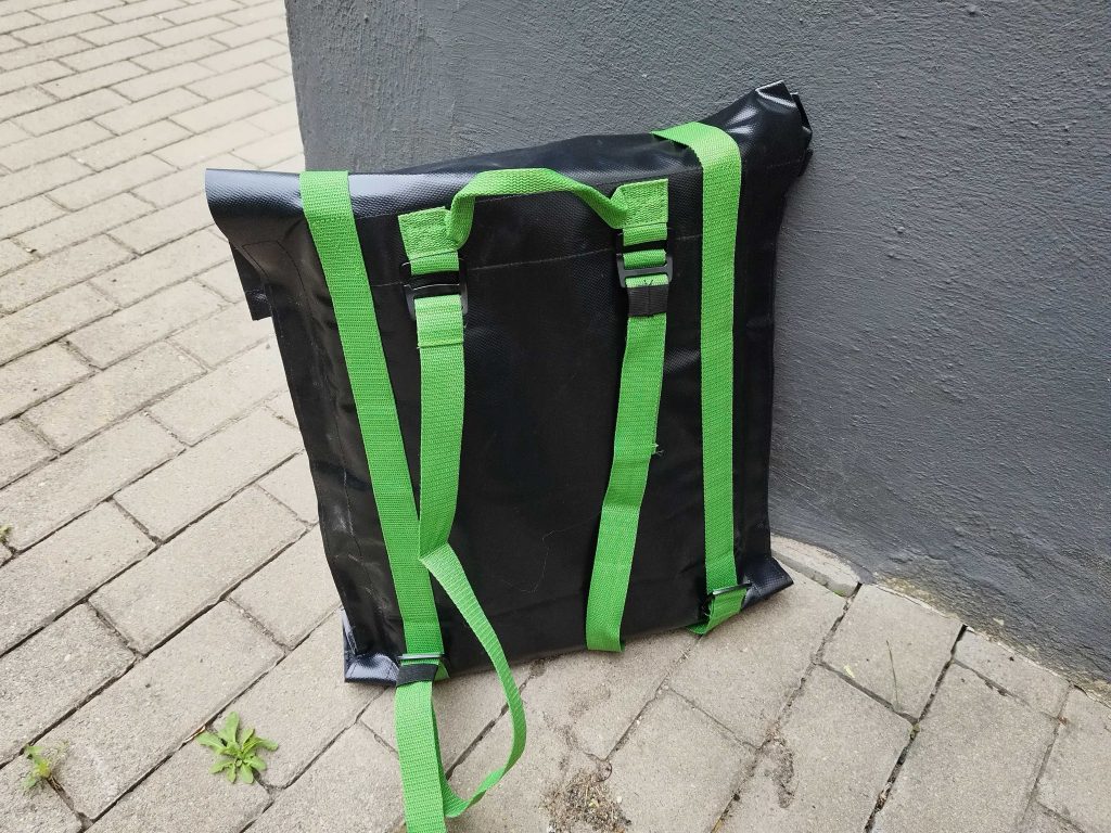 BURNHARD Jones Camping-Gasgrill im Rucksack von hinten