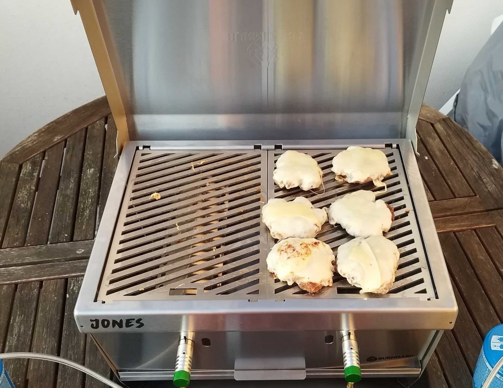 BURNHARD Jones Camping-Gasgrill mit Grillgut