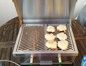 BURNHARD Jones Camping-Gasgrill mit Grillgut