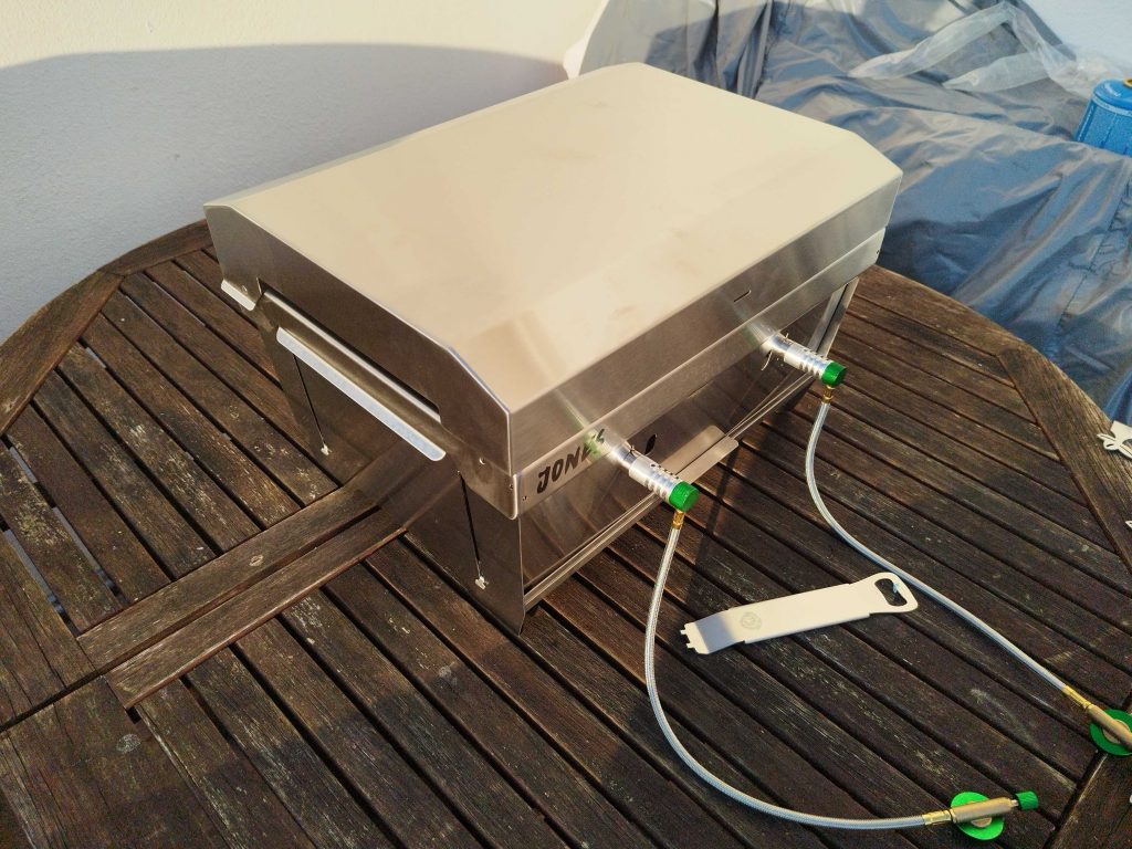 BURNHARD Jones Camping-Gasgrill schärg von der Seite