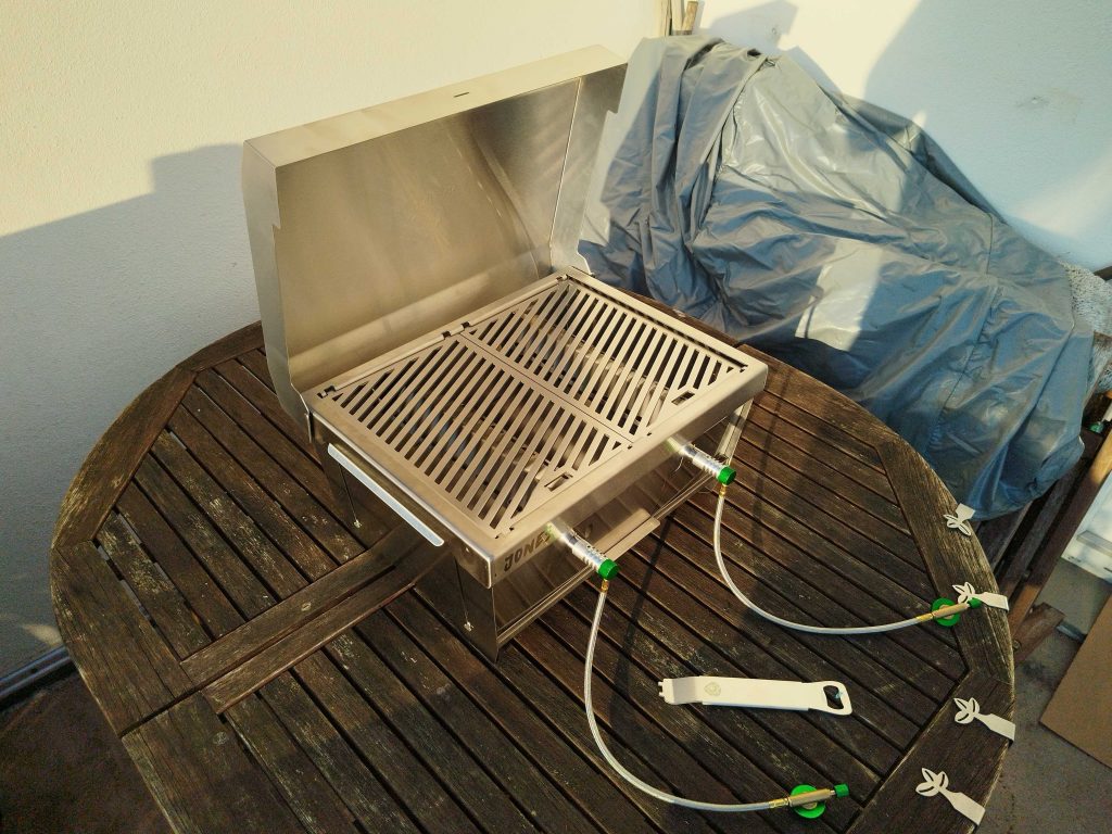 BURNHARD Jones Camping-Gasgrill schräg von der Seite geöffnet