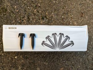 Bosch Home and Garden Indego XS 300 Mähroboter Karton mit den Heringen