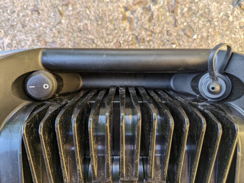 Bosch Home and Garden Indego XS 300 Mähroboter USB-Anschluss und Ausschalter