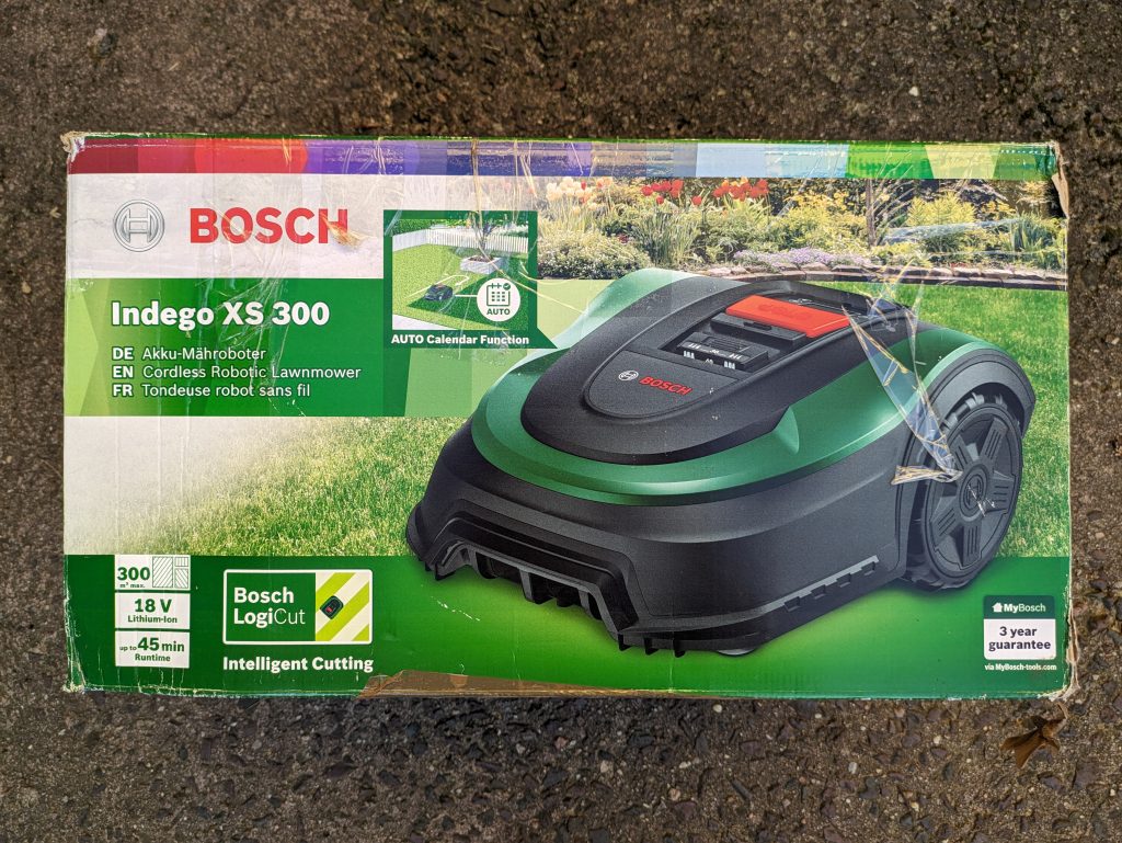 Bosch Home and Garden Indego XS 300 Mähroboter Verpackung frontal