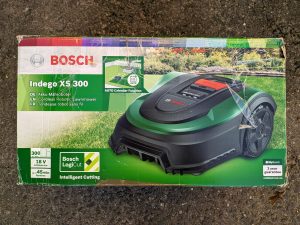 Bosch Home and Garden Indego XS 300 Mähroboter Verpackung frontal