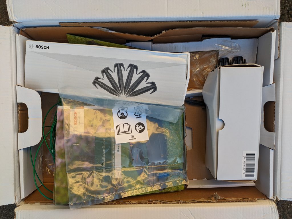 Bosch Home and Garden Indego XS 300 Mähroboter Verpackung geöffnet