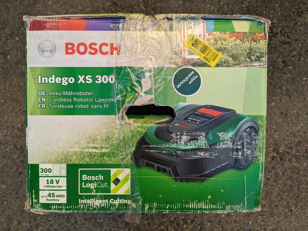 Bosch Home and Garden Indego XS 300 Mähroboter Verpackung von rechts