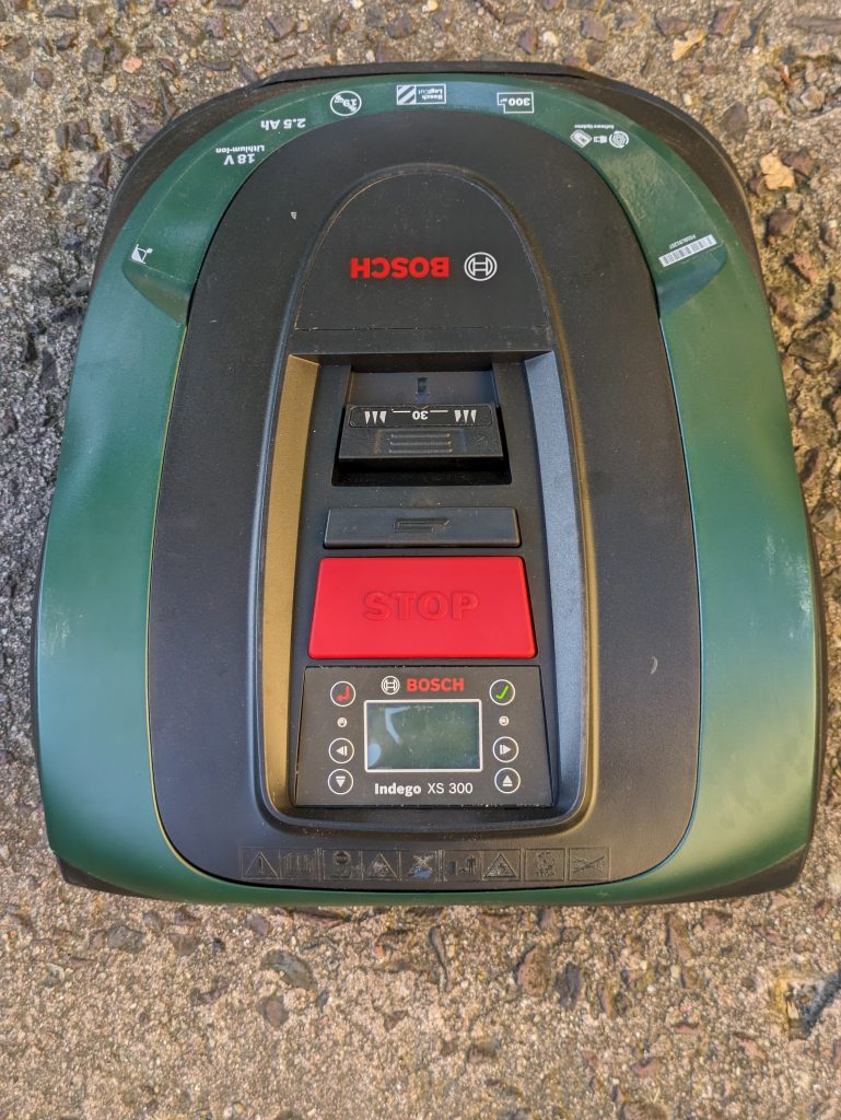 Bosch Home and Garden Indego XS 300 Mähroboter von hinten
