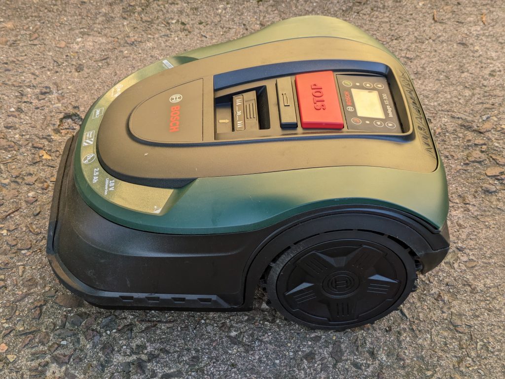 Bosch Home and Garden Indego XS 300 Mähroboter von links
