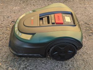 Bosch Home and Garden Indego XS 300 Mähroboter von links