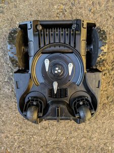 Bosch Home and Garden Indego XS 300 Mähroboter von unten