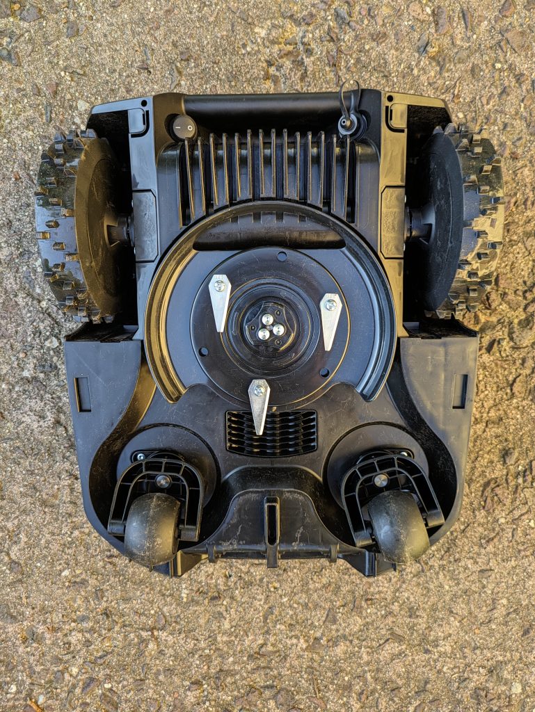 Bosch Home and Garden Indego XS 300 Mähroboter von unten