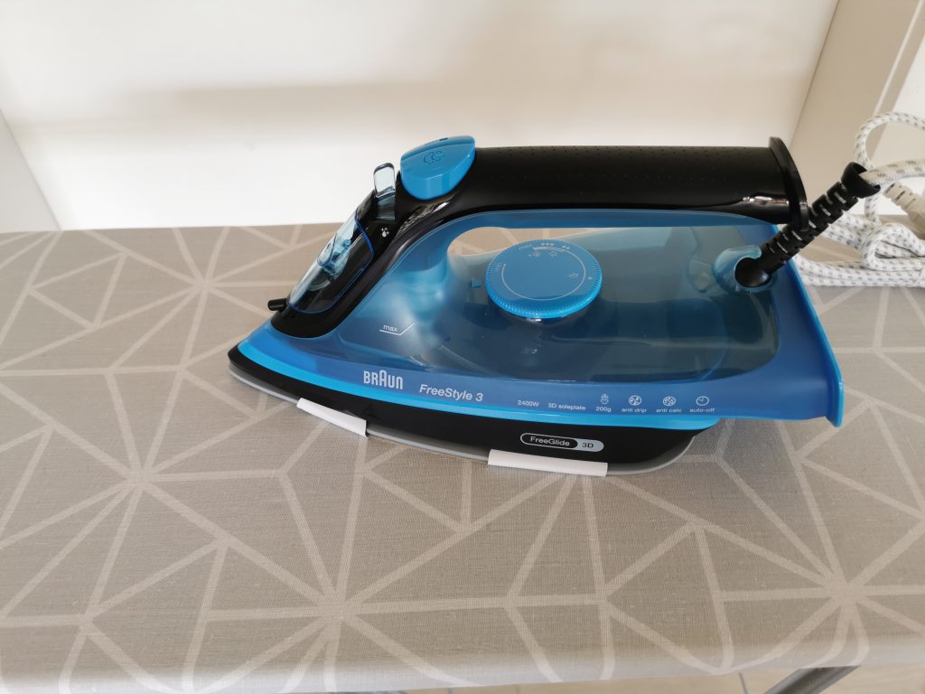 Braun FreeStyle 3 Dampfbügeleisen seitlich