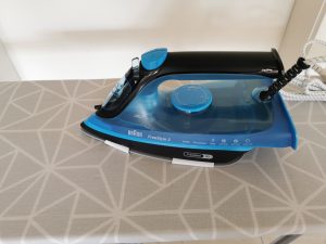 Braun FreeStyle 3 Dampfbügeleisen seitlich