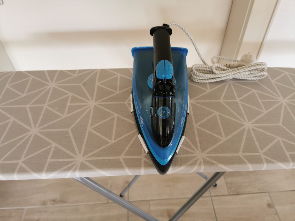Braun FreeStyle 3 Dampfbügeleisen von vorn