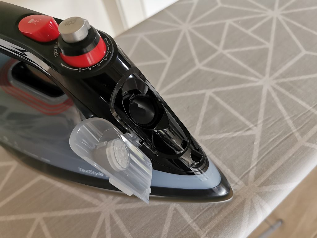 Braun TexStyle 9 Dampfbügeleisen Wassertank seitlich