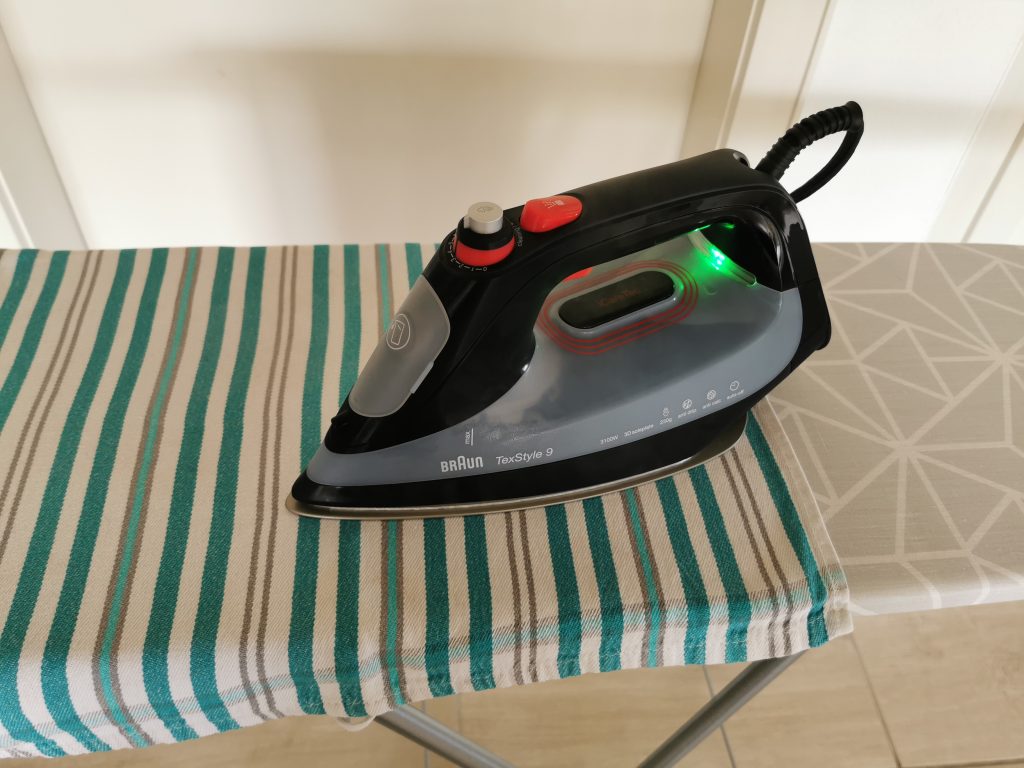 Braun TexStyle 9 Dampfbügeleisen auf Geschirrtuch