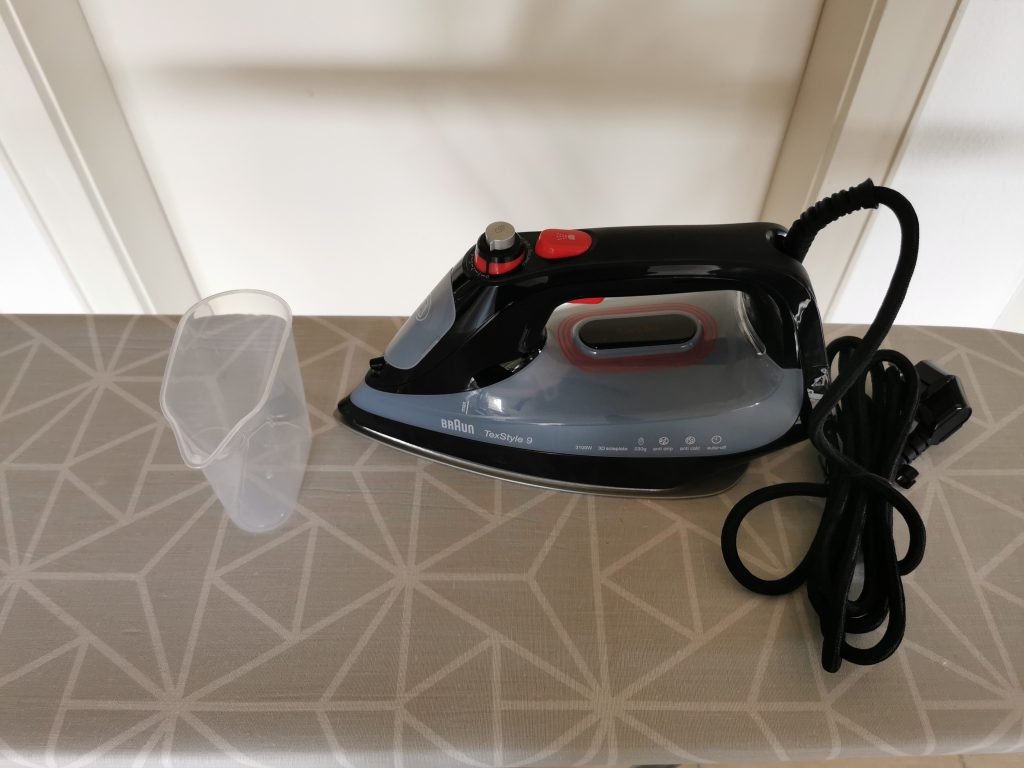 Braun TexStyle 9 Dampfbügeleisen mit Messbecher