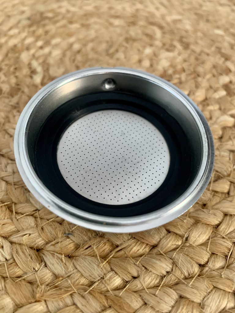 Breville Prima Latte II VCF108X Kaffeepadmaschine Lautstärke in Dezibel Markierung Sieb Nahaufnahme