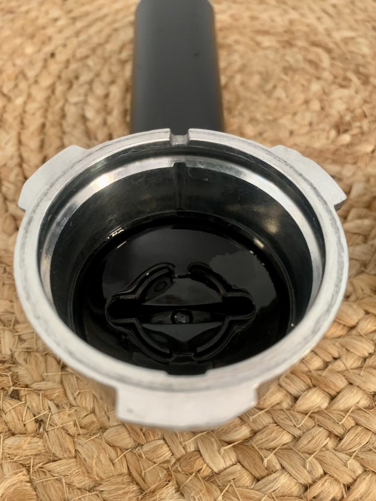 Breville Prima Latte II VCF108X Kaffeepadmaschine Lautstärke in Dezibel Markierung Siebträger Nahaufnahme