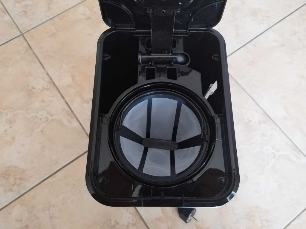 Cecotec Coffee 66 Smart Kaffeemaschine geöffnet von oben mit Filter