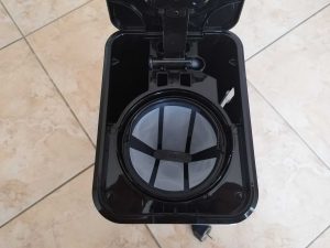 Cecotec Coffee 66 Smart Kaffeemaschine geöffnet von oben mit Filter