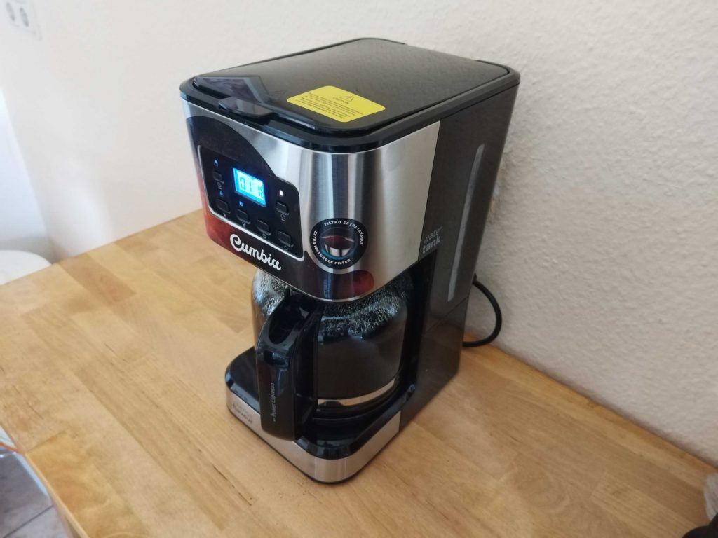 Cecotec Coffee 66 Smart Kaffeemaschine nach dem Brühvorgang von der Seite