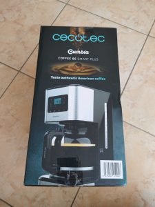 Cecotec Coffee 66 Smart Kaffeemaschine von der linken Seite