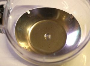 Clatronic KSW 3307 Kaffeepulverreste zwischen Deckelblende und Deckel nach Test
