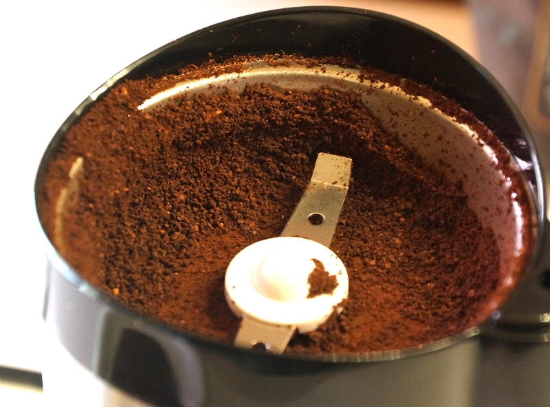 Clatronic KSW 3307 feines Kaffeepulver bleibt unter Mahlwerk hängen