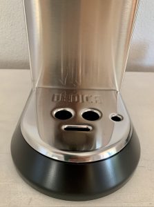 De'Longhi Dedica Style EC 685.M Kaffeepadmaschine Ansicht mit Abtropfschale