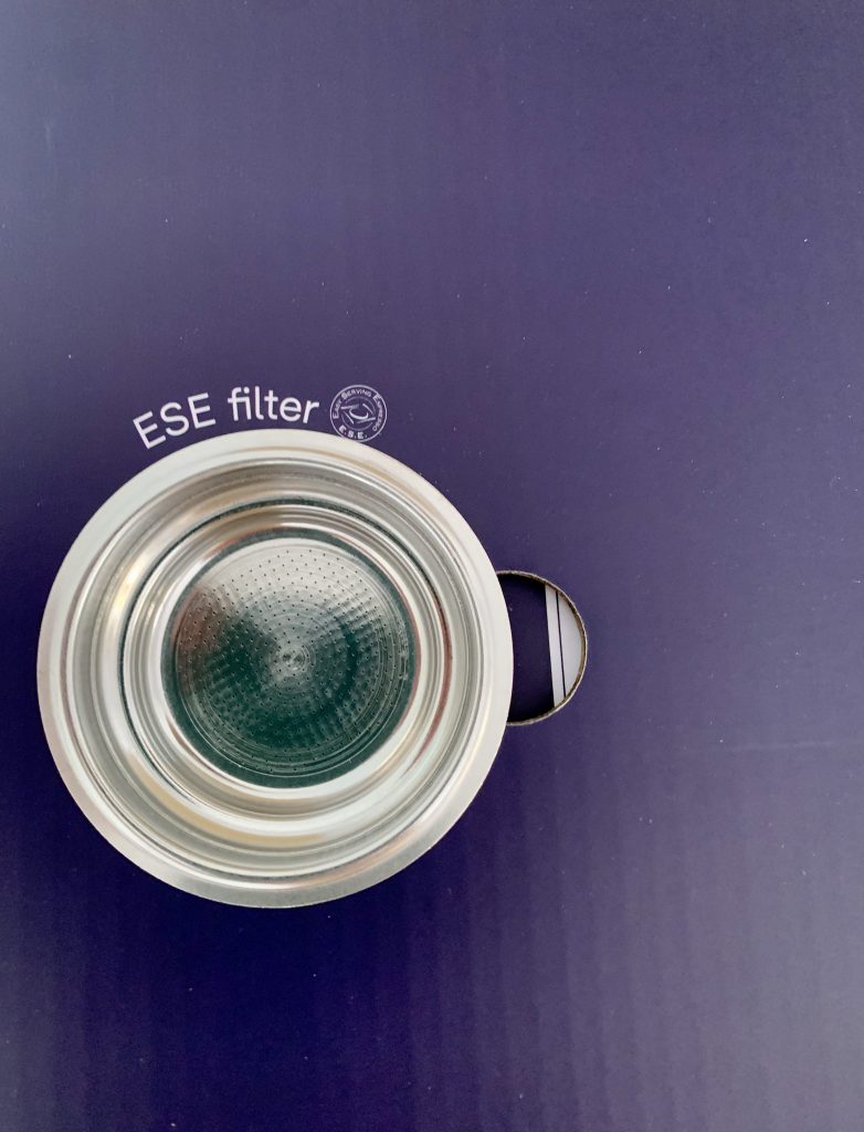 De'Longhi Dedica Style EC 685.M Kaffeepadmaschine ESE-Sieb Nahaufnahme