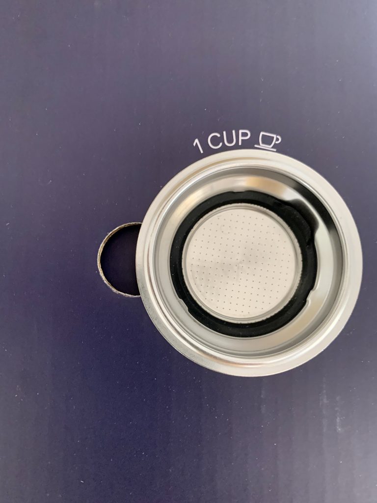 De'Longhi Dedica Style EC 685.M Kaffeepadmaschine Kaffeepulver-Sieb Nahaufnahme