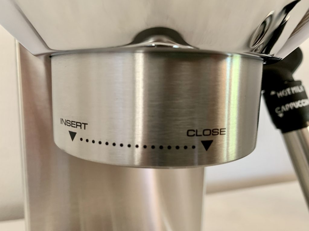 De'Longhi Dedica Style EC 685.M Kaffeepadmaschine Nahansicht Befestigung Sieb