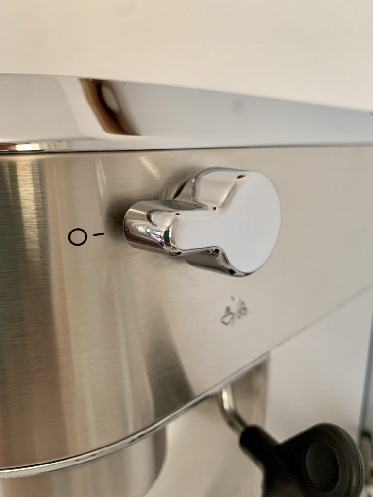De'Longhi Dedica Style EC 685.M Kaffeepadmaschine Nahansicht Regler Milchschaum