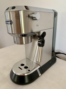 De'Longhi Dedica Style EC 685.M Kaffeepadmaschine Seitenasicht der ausgepackten Maschine