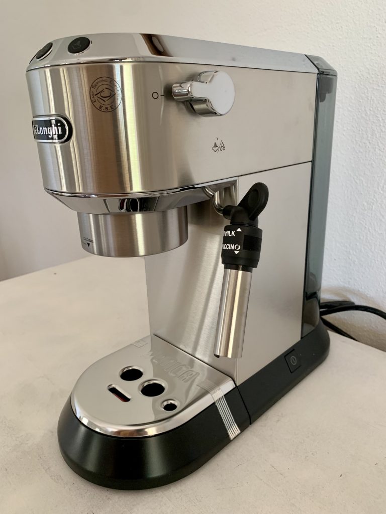 De'Longhi Dedica Style EC 685.M Kaffeepadmaschine Seitenasicht der ausgepackten Maschine