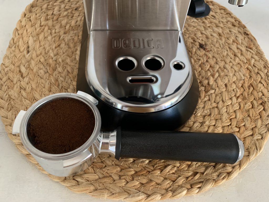De'Longhi Dedica Style EC 685.M Kaffeepadmaschine Siebträger mit Kaffeepulver