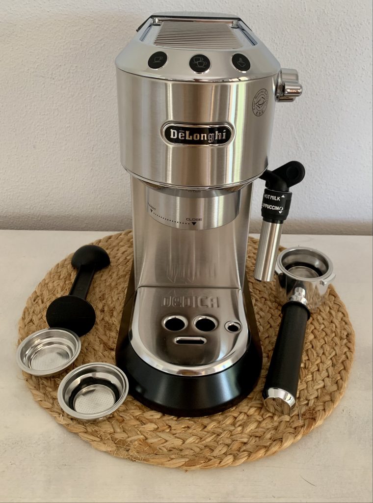 De'Longhi Dedica Style EC 685.M Kaffeepadmaschine Vorderansicht mit Zubehör