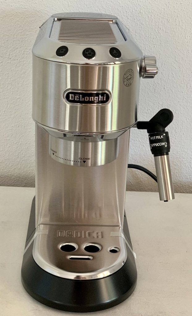 De'Longhi Dedica Style EC 685.M Kaffeepadmaschine Vorderansicht mit Abtropfschale