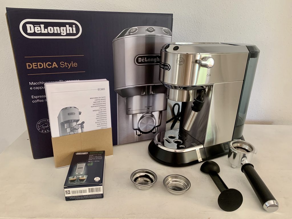 De'Longhi Dedica Style EC 685.M Kaffeepadmaschine ausgepackt mit Zubehör