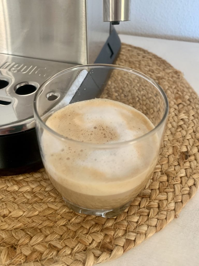De'Longhi Dedica Style EC 685.M Kaffeepadmaschine doppelter Espresso mit Milchschaum