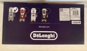 De'Longhi Dedica Style EC 685.M Kaffeepadmaschine im Karton von oben